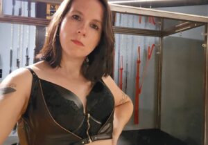 Bondage bei Herrin LaNisha - Dominanz, Fesseln und Auslieferung erleben