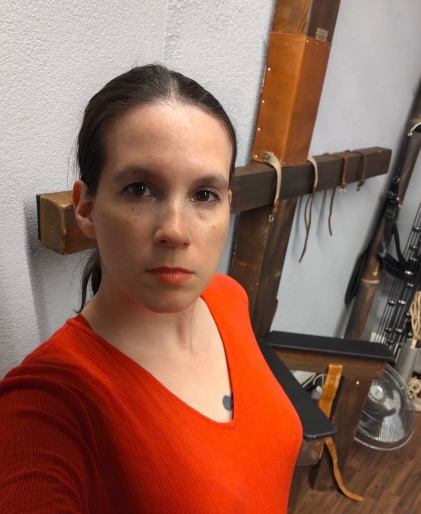 Herrin LaNisha vor dem Sklavenstuhl. Totale Fixierung, Lustkontrolle und ein Erlebnis, das dich zittern lässt