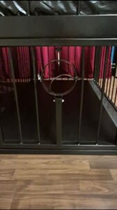 BDSM Käfig im Darkroom - Hingabe und psychologische Intensität