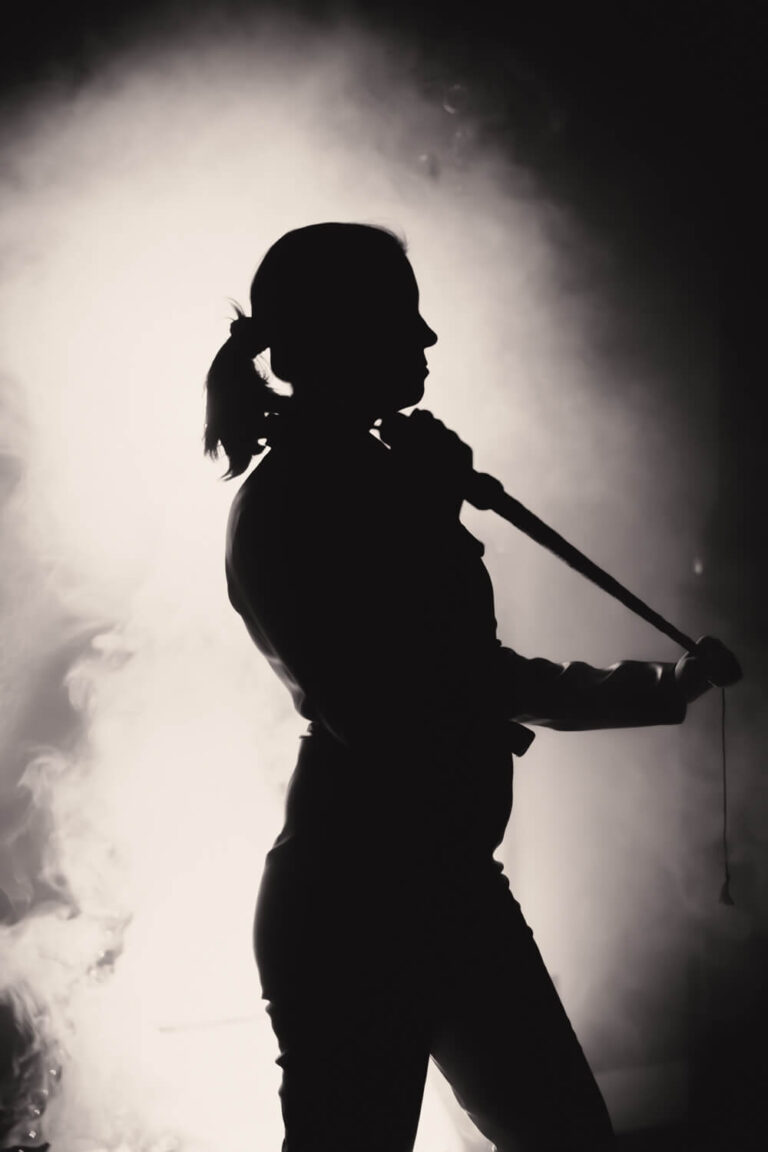 Herrin LaNisha Silhoutte mit Bull Whip, professionelle Spanking und BDSM Session in Basel